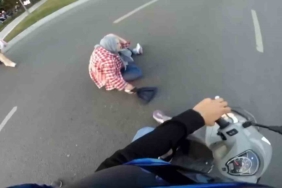 Kırmızı ışıkta yolun karşısına geçen yayaya motosikletin çarptığı anlar kamerada