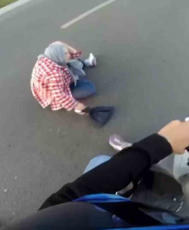 Kırmızı ışıkta yolun karşısına geçen yayaya motosikletin çarptığı anlar kamerada