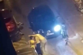 Kız arkadaşlarıyla kavga etti, sokak boks ringine döndü