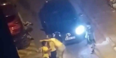 Kız arkadaşlarıyla kavga etti, sokak boks ringine döndü