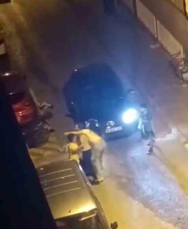 Kız arkadaşlarıyla kavga etti, sokak boks ringine döndü