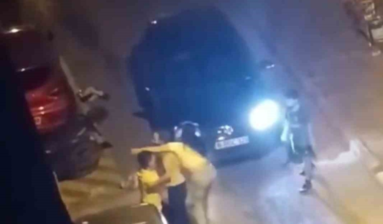 Kız arkadaşlarıyla kavga etti, sokak boks ringine döndü