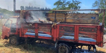 Kocaeli İstanbul sınırındaki yangın araçlara ve otluk alana sirayet etti