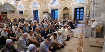 Kocaeli’de vatandaşlar bayram namazı için camileri doldurdu