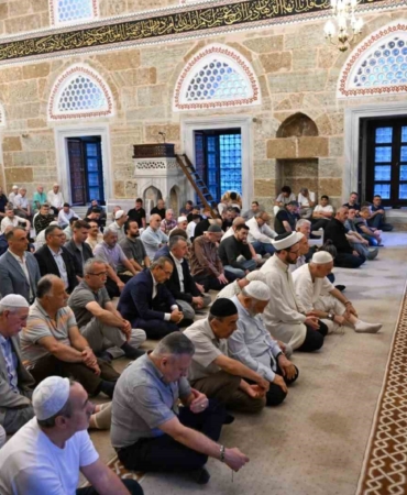 Kocaeli’de vatandaşlar bayram namazı için camileri doldurdu