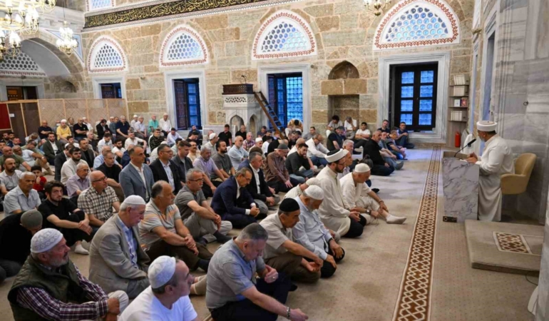 Kocaeli’de vatandaşlar bayram namazı için camileri doldurdu