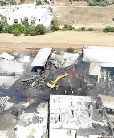 Kocaeli’de yangının çıktığı fabrika havadan görüntülendi