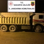 Kocaeli’nden gelerek Sakarya’da kimyasal atık dökerken yakalandılar