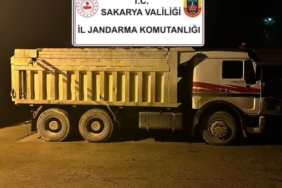 Kocaeli’nden gelerek Sakarya’da kimyasal atık dökerken yakalandılar