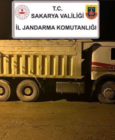 Kocaeli’nden gelerek Sakarya’da kimyasal atık dökerken yakalandılar