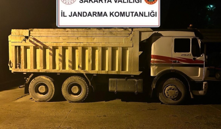 Kocaeli’nden gelerek Sakarya’da kimyasal atık dökerken yakalandılar