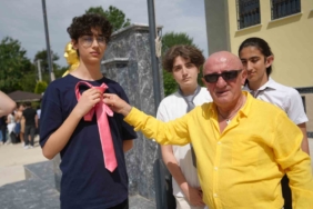 Kocaeli’nin en renkli adamından öğrencilere renkli karne hediyesi