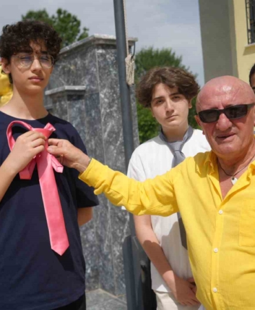 Kocaeli’nin en renkli adamından öğrencilere renkli karne hediyesi