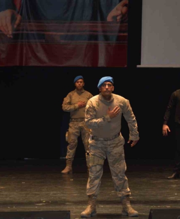 Komandoların zeybek gösterisi büyük beğeniyle topladı