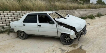Kontrolde çıkan aracın istinat duvarına çarpması sonucu 1 kişi yaralandı