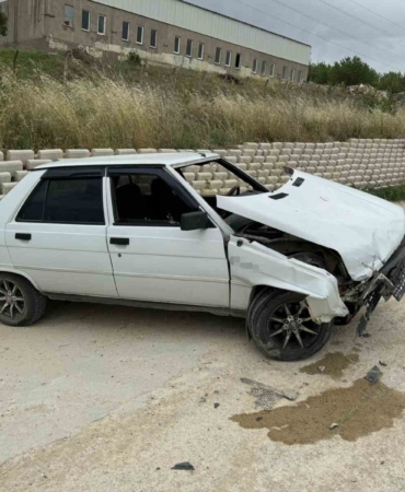 Kontrolde çıkan aracın istinat duvarına çarpması sonucu 1 kişi yaralandı