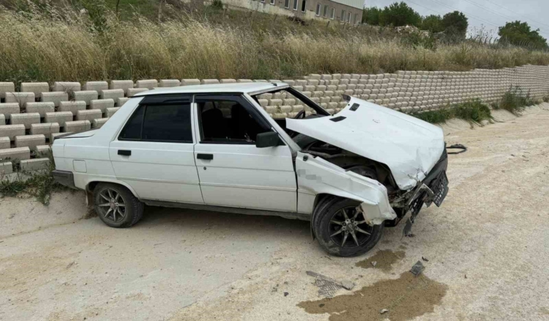 Kontrolde çıkan aracın istinat duvarına çarpması sonucu 1 kişi yaralandı