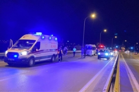 Kontrolden çıkan araç bariyerlere çarparken, 2 kişi yaralandı