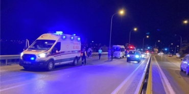 Kontrolden çıkan araç bariyerlere çarparken, 2 kişi yaralandı