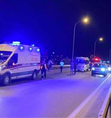 Kontrolden çıkan araç bariyerlere çarparken, 2 kişi yaralandı