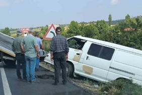 Kontrolden çıkan minibüs şarampole uçtu: 5 yaralı