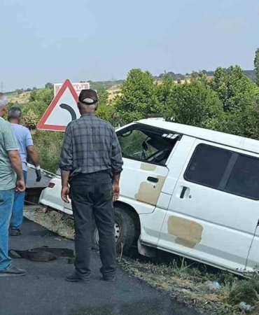 Kontrolden çıkan minibüs şarampole uçtu: 5 yaralı