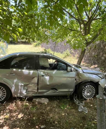 Kontrolden çıkan otomobil 3 metrelik duvardan uçtu