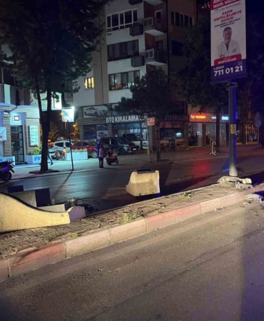 Kontrolden çıkan otomobil direğe çarptı: 5 yaralı