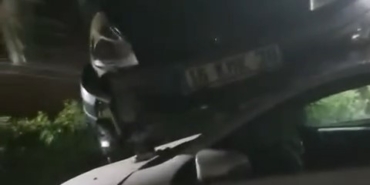 Kontrolden çıkan otomobil, sitenin duvarını aşıp başka bir aracın üzerine düştü