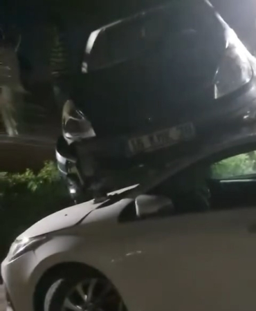 Kontrolden çıkan otomobil, sitenin duvarını aşıp başka bir aracın üzerine düştü