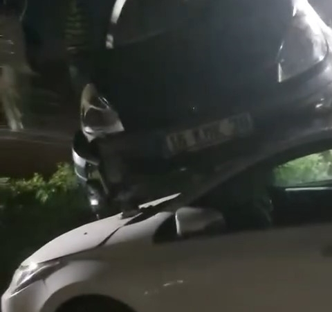 Kontrolden çıkan otomobil, sitenin duvarını aşıp başka bir aracın üzerine düştü