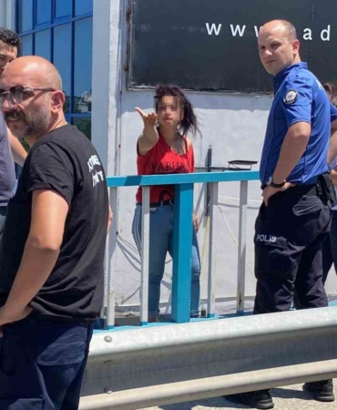 Köprüye çıkan genç kızı polis ikna etti