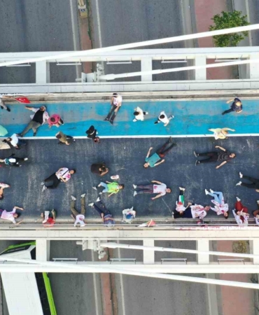 Köprüye çıkan yüzlerce kişi kırmızı boya sürüp Filistin’deki ölümlere tepki gösterdi