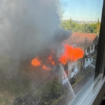 Korkutan yangın, tak katlı ev alev topuna döndü