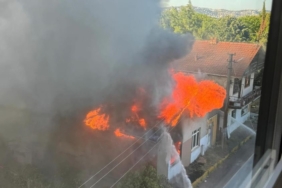 Korkutan yangın, tak katlı ev alev topuna döndü