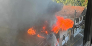 Korkutan yangın, tak katlı ev alev topuna döndü