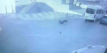 Koşarak yolun karşısına geçmek isterken minibüs çarptı