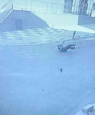 Koşarak yolun karşısına geçmek isterken minibüs çarptı