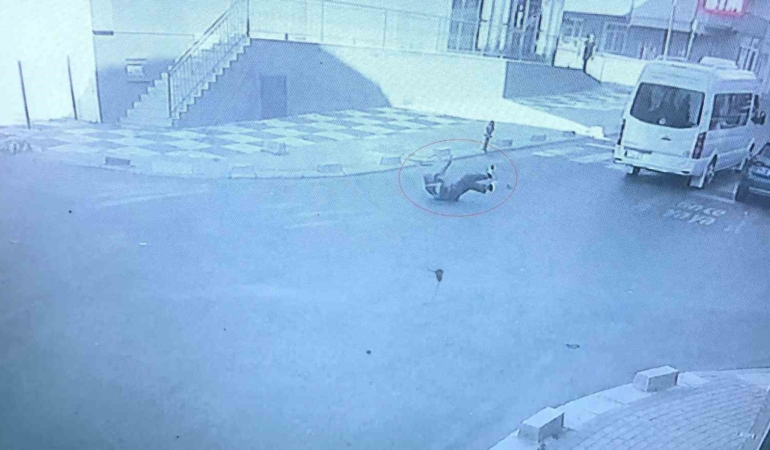 Koşarak yolun karşısına geçmek isterken minibüs çarptı