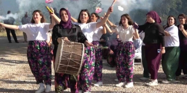 Köylü kadınlar altın madenine tepkilerini altınlarını çıkararak gösterdi