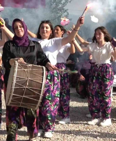 Köylü kadınlar altın madenine tepkilerini altınlarını çıkararak gösterdi