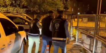 Küçükçekmece’de elinde silahla araç sürüp yoldan geçenleri korkuttu