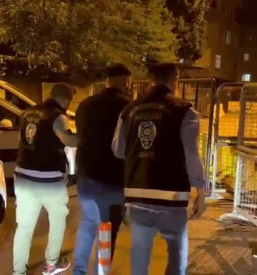 Küçükçekmece’de elinde silahla araç sürüp yoldan geçenleri korkuttu