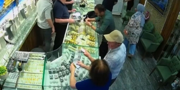 Küçükçekmece’de kuyumcuda külçe altın hırsızlığı kamerada