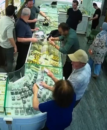 Küçükçekmece’de kuyumcuda külçe altın hırsızlığı kamerada