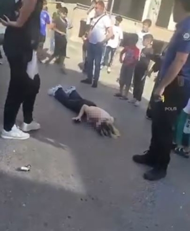 Küçükçekmece’de motosiklet otomobile çarptı: 1 yaralı