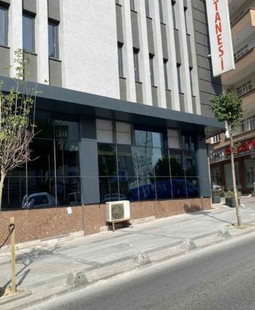 Küçükçekmece’de özel hastane motosikletli şahıslarca kurşunlandı