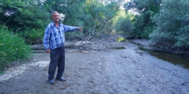 Kuraklığın en net fotoğrafı: Yüzüp balık tuttukları nehirde şimdi yürüyerek geziyorlar