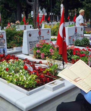 Kurban Bayramı öncesi vatandaşlar Edirnekapı Şehitliği’ni ziyaret etti