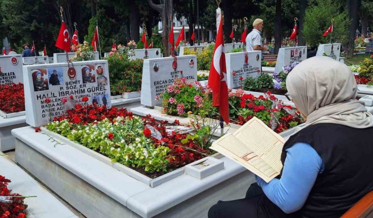 Kurban Bayramı öncesi vatandaşlar Edirnekapı Şehitliği’ni ziyaret etti